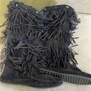 Minnetonka black suede boots fringe